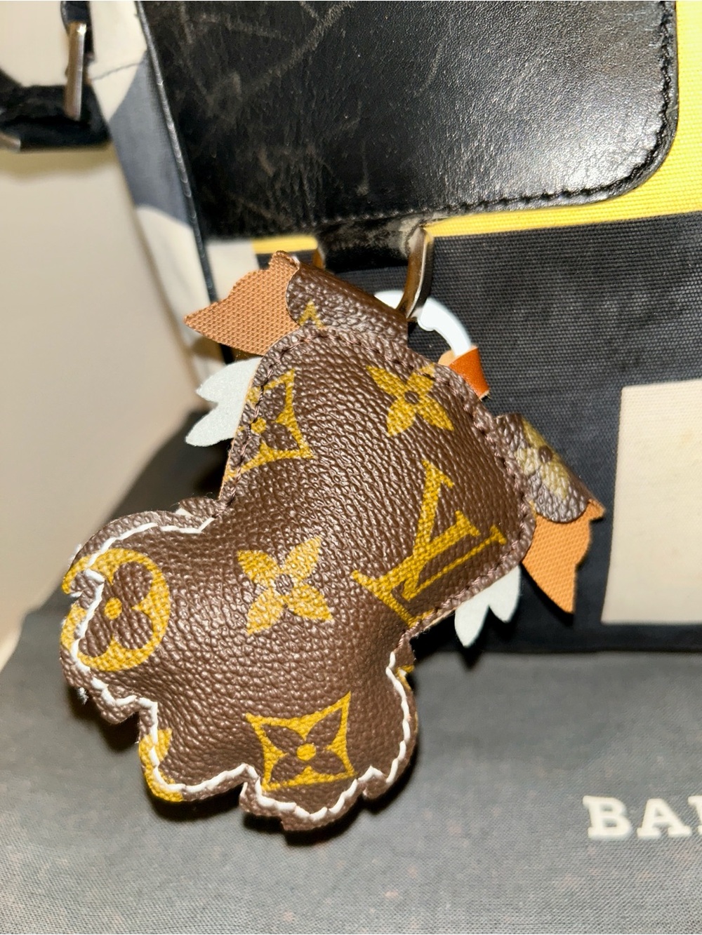 Bally BizzyB Leather Canvas Adjustable Shoulder Bag. LV Dog Charm included - Picture 3 of 13